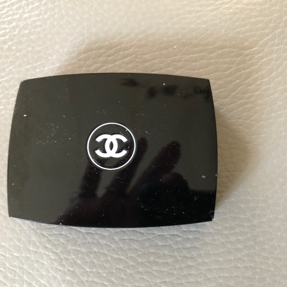 Chanel eye shadow/ombre essentially